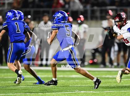 Thumbnail 2 in Weiss vs. Barbers Hill (UIL 5A D1 Football Regional Semifinal) photogallery.