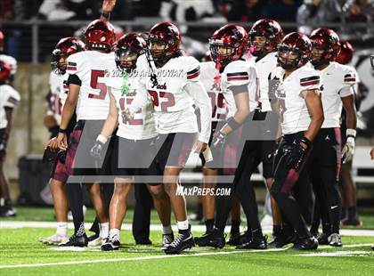 Thumbnail 3 in Weiss vs. Barbers Hill (UIL 5A D1 Football Regional Semifinal) photogallery.