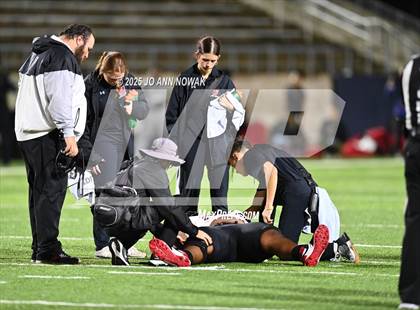 Thumbnail 2 in Weiss vs. Barbers Hill (UIL 5A D1 Football Regional Semifinal) photogallery.