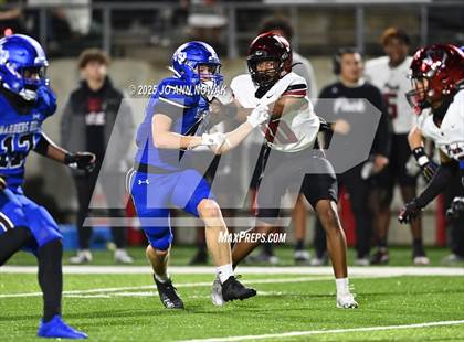 Thumbnail 2 in Weiss vs. Barbers Hill (UIL 5A D1 Football Regional Semifinal) photogallery.