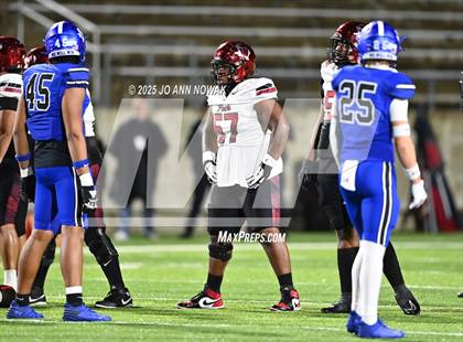 Thumbnail 2 in Weiss vs. Barbers Hill (UIL 5A D1 Football Regional Semifinal) photogallery.