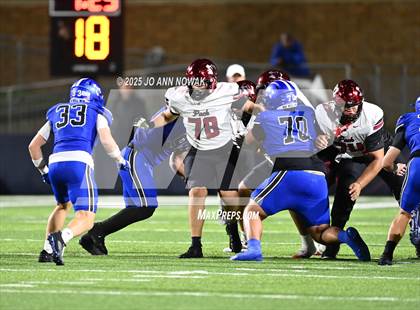 Thumbnail 3 in Weiss vs. Barbers Hill (UIL 5A D1 Football Regional Semifinal) photogallery.