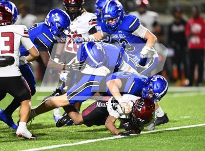 Thumbnail 2 in Weiss vs. Barbers Hill (UIL 5A D1 Football Regional Semifinal) photogallery.