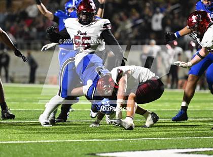 Thumbnail 3 in Weiss vs. Barbers Hill (UIL 5A D1 Football Regional Semifinal) photogallery.