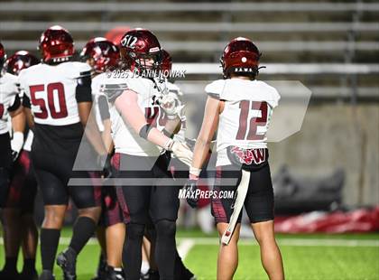 Thumbnail 3 in Weiss vs. Barbers Hill (UIL 5A D1 Football Regional Semifinal) photogallery.