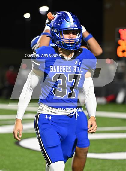 Thumbnail 2 in Weiss vs. Barbers Hill (UIL 5A D1 Football Regional Semifinal) photogallery.