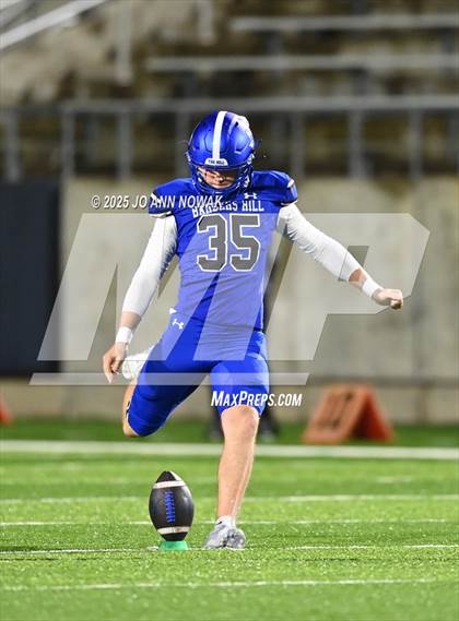 Thumbnail 1 in Weiss vs. Barbers Hill (UIL 5A D1 Football Regional Semifinal) photogallery.