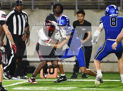 Thumbnail 3 in Weiss vs. Barbers Hill (UIL 5A D1 Football Regional Semifinal) photogallery.