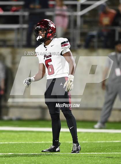 Thumbnail 3 in Weiss vs. Barbers Hill (UIL 5A D1 Football Regional Semifinal) photogallery.