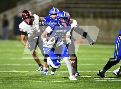 Thumbnail 2 in Weiss vs. Barbers Hill (UIL 5A D1 Football Regional Semifinal) photogallery.