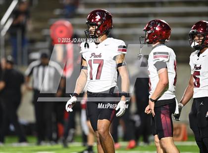 Thumbnail 3 in Weiss vs. Barbers Hill (UIL 5A D1 Football Regional Semifinal) photogallery.
