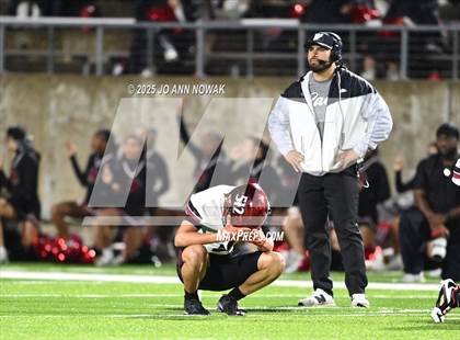 Thumbnail 2 in Weiss vs. Barbers Hill (UIL 5A D1 Football Regional Semifinal) photogallery.