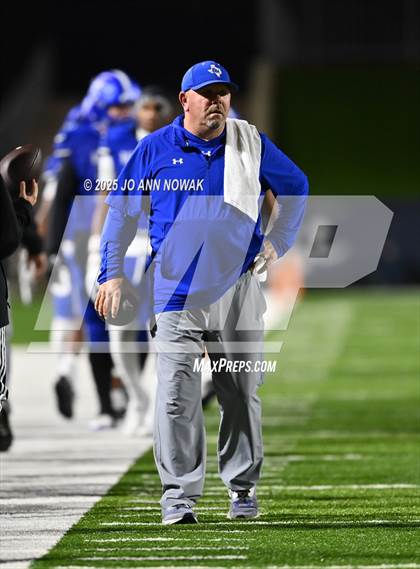 Thumbnail 2 in Weiss vs. Barbers Hill (UIL 5A D1 Football Regional Semifinal) photogallery.