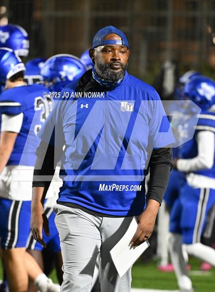 Thumbnail 1 in Weiss vs. Barbers Hill (UIL 5A D1 Football Regional Semifinal) photogallery.