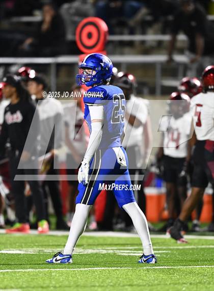 Thumbnail 2 in Weiss vs. Barbers Hill (UIL 5A D1 Football Regional Semifinal) photogallery.