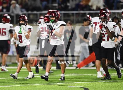 Thumbnail 2 in Weiss vs. Barbers Hill (UIL 5A D1 Football Regional Semifinal) photogallery.