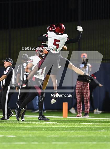 Thumbnail 3 in Weiss vs. Barbers Hill (UIL 5A D1 Football Regional Semifinal) photogallery.