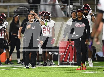 Thumbnail 2 in Weiss vs. Barbers Hill (UIL 5A D1 Football Regional Semifinal) photogallery.