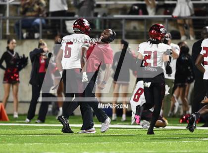 Thumbnail 1 in Weiss vs. Barbers Hill (UIL 5A D1 Football Regional Semifinal) photogallery.
