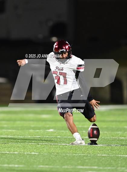 Thumbnail 3 in Weiss vs. Barbers Hill (UIL 5A D1 Football Regional Semifinal) photogallery.