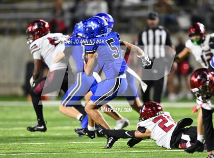 Thumbnail 3 in Weiss vs. Barbers Hill (UIL 5A D1 Football Regional Semifinal) photogallery.