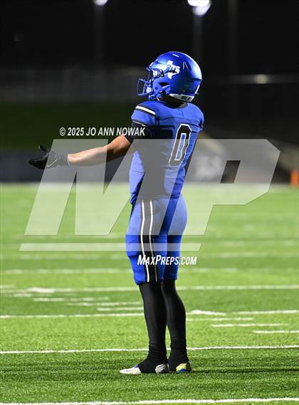 Thumbnail 3 in Weiss vs. Barbers Hill (UIL 5A D1 Football Regional Semifinal) photogallery.