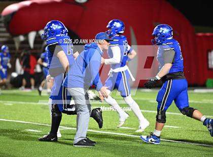Thumbnail 1 in Weiss vs. Barbers Hill (UIL 5A D1 Football Regional Semifinal) photogallery.