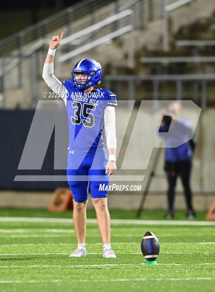 Thumbnail 2 in Weiss vs. Barbers Hill (UIL 5A D1 Football Regional Semifinal) photogallery.