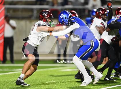 Thumbnail 2 in Weiss vs. Barbers Hill (UIL 5A D1 Football Regional Semifinal) photogallery.