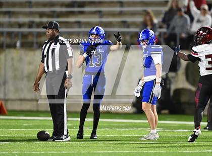 Thumbnail 1 in Weiss vs. Barbers Hill (UIL 5A D1 Football Regional Semifinal) photogallery.
