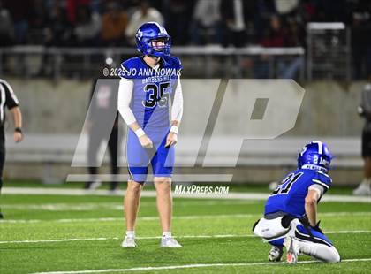 Thumbnail 1 in Weiss vs. Barbers Hill (UIL 5A D1 Football Regional Semifinal) photogallery.