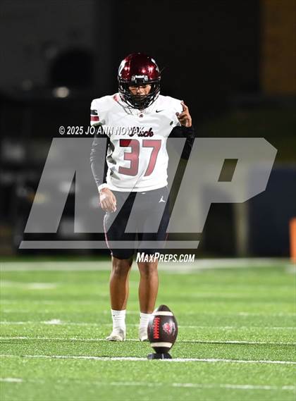 Thumbnail 2 in Weiss vs. Barbers Hill (UIL 5A D1 Football Regional Semifinal) photogallery.
