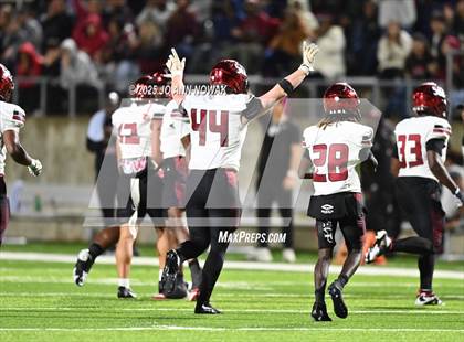 Thumbnail 2 in Weiss vs. Barbers Hill (UIL 5A D1 Football Regional Semifinal) photogallery.