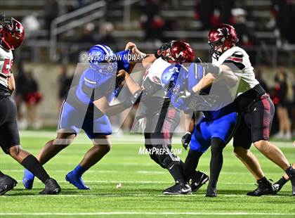Thumbnail 2 in Weiss vs. Barbers Hill (UIL 5A D1 Football Regional Semifinal) photogallery.