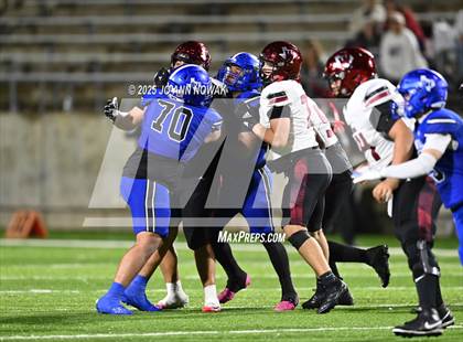 Thumbnail 3 in Weiss vs. Barbers Hill (UIL 5A D1 Football Regional Semifinal) photogallery.
