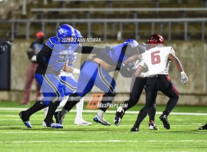 Thumbnail 2 in Weiss vs. Barbers Hill (UIL 5A D1 Football Regional Semifinal) photogallery.