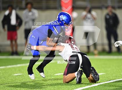 Thumbnail 2 in Weiss vs. Barbers Hill (UIL 5A D1 Football Regional Semifinal) photogallery.