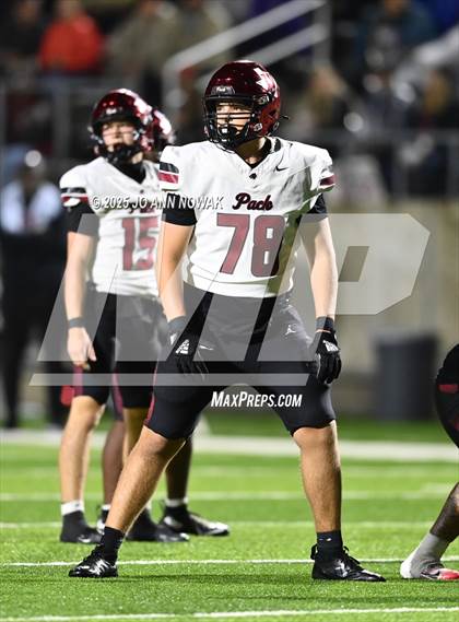 Thumbnail 3 in Weiss vs. Barbers Hill (UIL 5A D1 Football Regional Semifinal) photogallery.