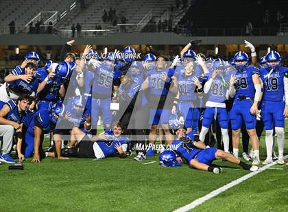 Thumbnail 1 in Weiss vs. Barbers Hill (UIL 5A D1 Football Regional Semifinal) photogallery.