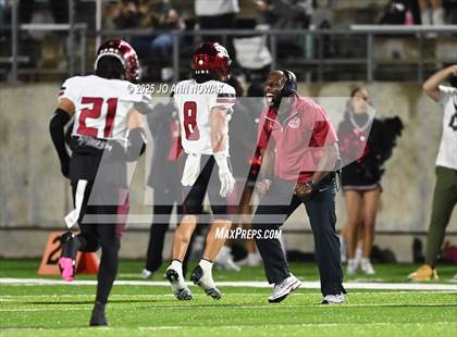 Thumbnail 3 in Weiss vs. Barbers Hill (UIL 5A D1 Football Regional Semifinal) photogallery.