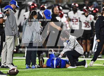 Thumbnail 3 in Weiss vs. Barbers Hill (UIL 5A D1 Football Regional Semifinal) photogallery.