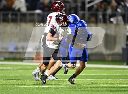 Thumbnail 3 in Weiss vs. Barbers Hill (UIL 5A D1 Football Regional Semifinal) photogallery.