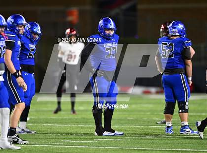Thumbnail 3 in Weiss vs. Barbers Hill (UIL 5A D1 Football Regional Semifinal) photogallery.