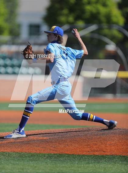 Thumbnail 2 in Orem vs. Maple Mountain (UHSAA 5A Championship) photogallery.
