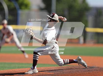 Thumbnail 1 in Orem vs. Maple Mountain (UHSAA 5A Championship) photogallery.