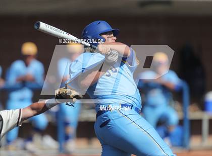 Thumbnail 1 in Orem vs. Maple Mountain (UHSAA 5A Championship) photogallery.
