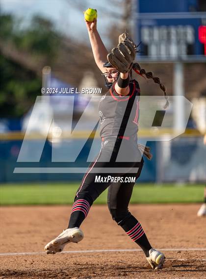 Thumbnail 1 in Logansport vs. Hamilton Southeastern (IHSAA 4A Regional 4 playoff) photogallery.