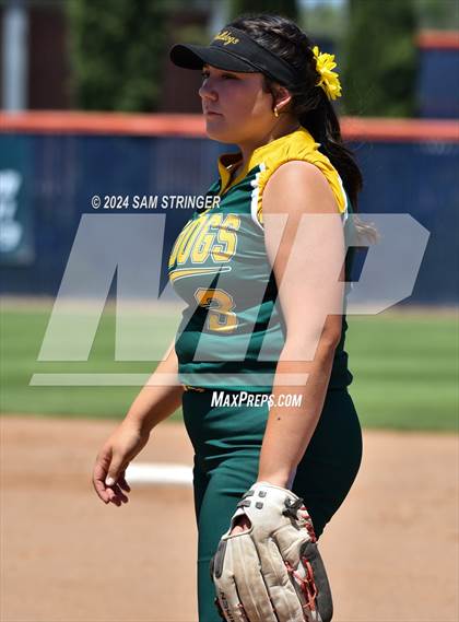 Thumbnail 2 in Le Grand vs. Stone Ridge Christian (CIF SJS Division 6 Final) photogallery.