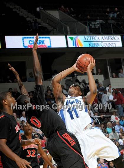 Thumbnail 3 in Newark Memorial vs. Westchester (CIF State D1 Final) photogallery.