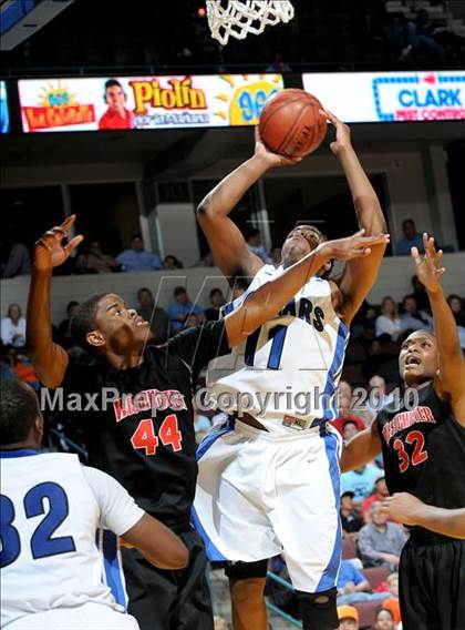 Thumbnail 2 in Newark Memorial vs. Westchester (CIF State D1 Final) photogallery.